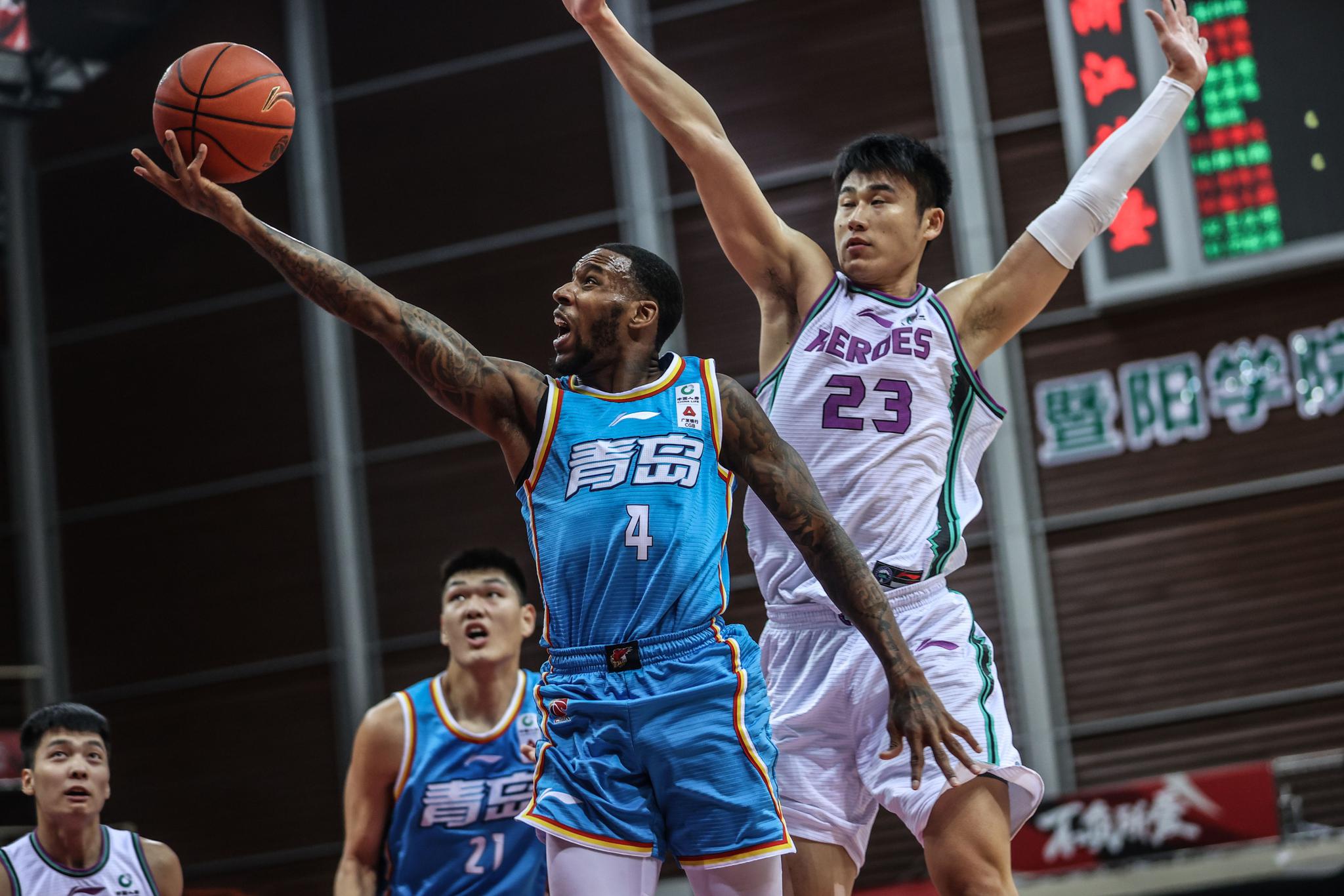 福建队险胜青岛队，保罗状态火热